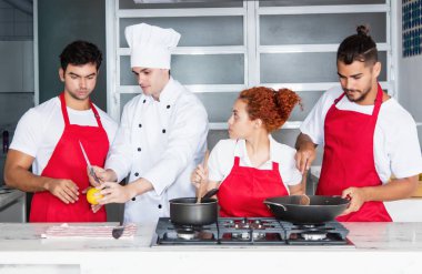 Restoran, mutfak ekibi ile pişirme Şef