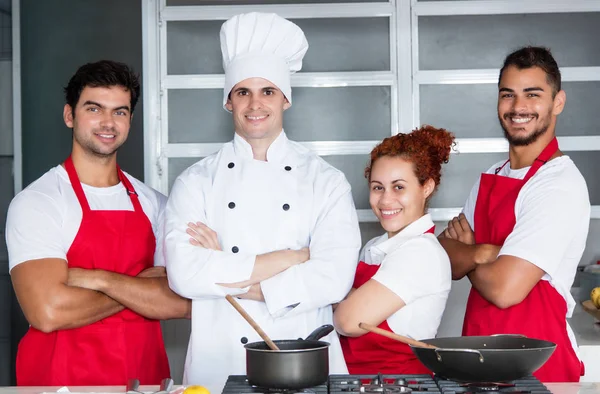 Porträtt Kock Med Hans Team Restaurang — Stockfoto