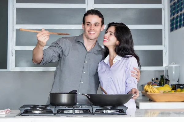 Beyaz aşk çift evde modern mutfak yemek