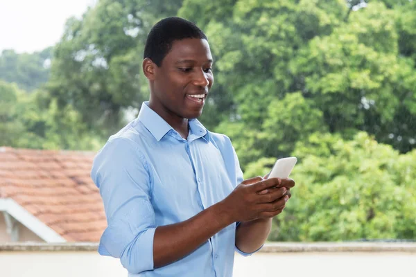 Afrika Kökenli Amerikalı Işadamı Kısa Mesaj Smartphone Ile Açık Havada — Stok fotoğraf