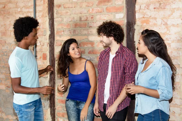 Mujer Caucásica Hombre Africano Hablando Con Amigos Adultos Jóvenes Latinoamericanos — Foto de Stock