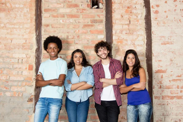 Grupo Hombres Mujeres Jóvenes Multiétnicos Riendo Mirando Cámara Interior Con — Foto de Stock