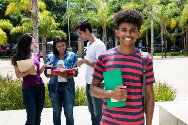 Afro-Amerikan erkek öğrencinin diğer uluslararası öğrencilerle unniversity kampüsünde açık grup