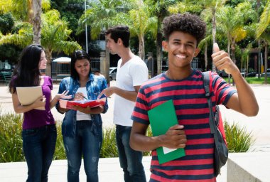Başparmak grup diğer uluslararası öğrenci ile unniversity kampüsünde açık gösterilen Afrika erkek öğrenci