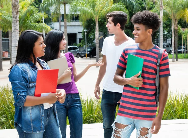 Uluslararası öğrenciler unniversity kampüsünde açık konuşma Grup