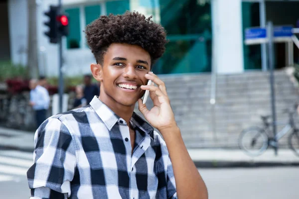 Skrattar Afroamerikanska Ung Vuxen Mobiltelefon Utomhus Staden — Stockfoto