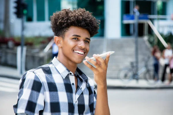 African American Ung Vuxen Med Röstigenkänning Telefonen Utomhus Staden — Stockfoto