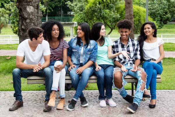 Retrato Grupo Falante Mulher Adulta Jovem Homem Livre Verão Cidade — Fotografia de Stock