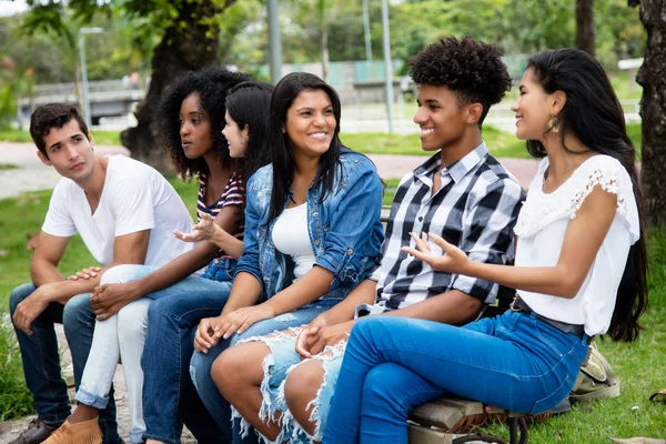 Lachende Lateinamerikanische Frau Und Afrikanischer Mann Gespräch Mit Kaukasischen Freunden — Stockfoto