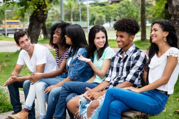 美丽的白种女人和非洲男人谈论拉丁美洲的朋友在夏季户外在城市 — 图库照片