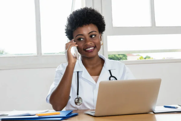 Афро Американських Жінок Лікар Отримання Екстрений Дзвінок Лікарні — стокове фото
