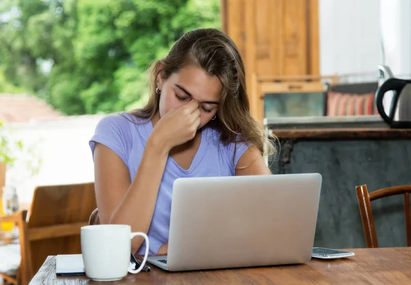 Blonde Vrouw Bij Computer Thuis Benadrukt — Stockfoto