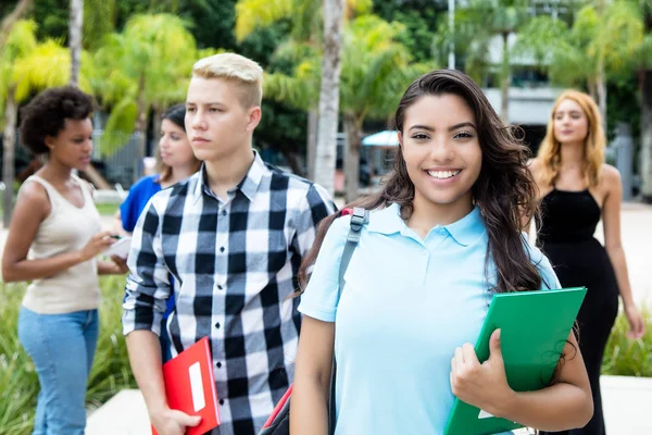 Estudante Latino Americana Com Estudantes Adolescentes Caucasianos Africanos Livre Verão — Fotografia de Stock