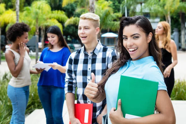 Upřímný Latinskoamerické Studentka Skupinou Studentů Venku Létě — Stock fotografie