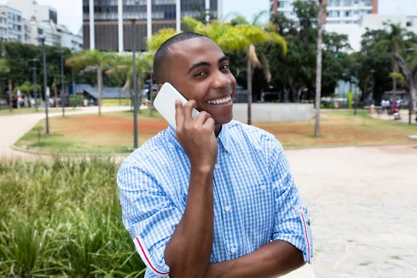 Γελώντας Την Αφρικανική Αμερικανική Άνθρωπος Κινητό Τηλέφωνο Εξωτερική Καλοκαίρι Στην — Φωτογραφία Αρχείου