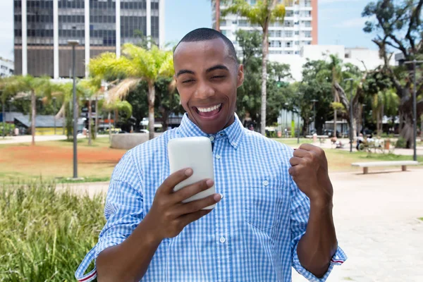 Animando Hombre Afroamericano Con Teléfono Móvil Aire Libre Verano Ciudad —  Fotos de Stock