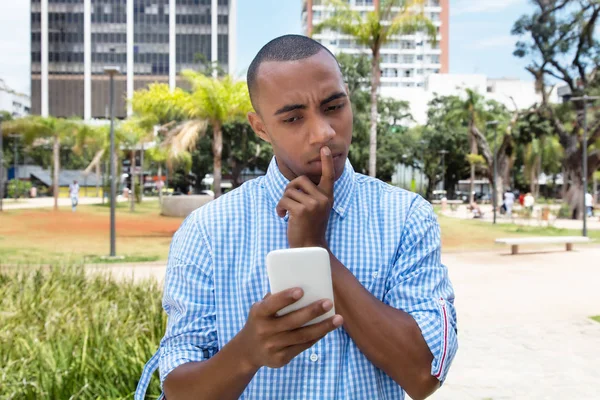 Pensant Homme Afro Américain Avec Téléphone Portable Plein Air Été — Photo