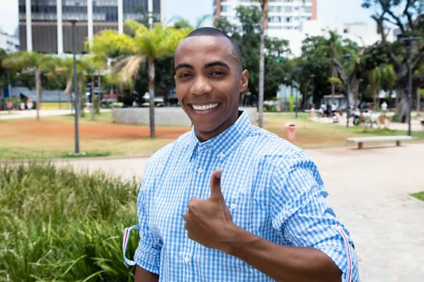 Rire Homme Afro Américain Montrant Pouce Plein Air Été Dans — Photo