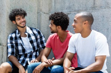 Yaz aylarında City'de şaka Afro-Amerikan ve beyaz hipster adamla açık grup