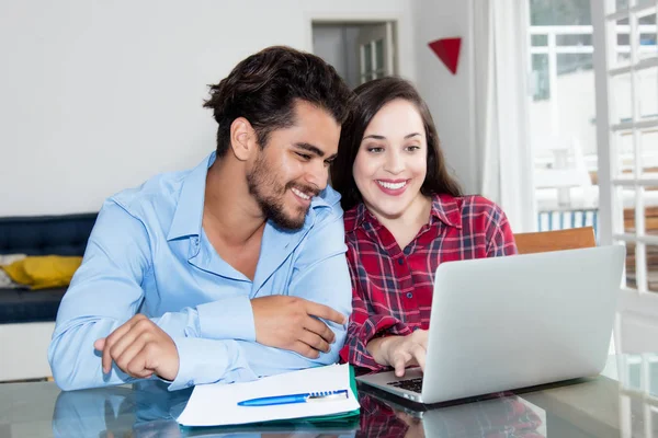 Arabe Hipster Hommes Regarder Film Avec Caucasien Copine Ordinateur Bureau — Photo