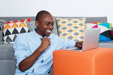 Başarılı evde bilgisayar ile Afrika kökenli Amerikalı adam tezahürat