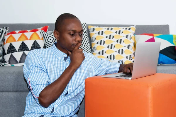 Tänkande Afroamerikanska Man Med Laptop Hemma — Stockfoto