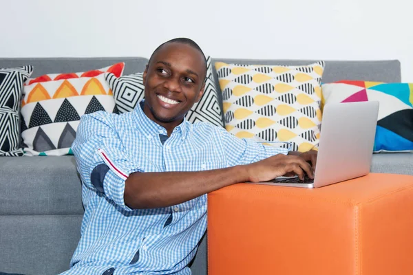 Afroamerikanska Lycklig Med Laptop Hemma — Stockfoto