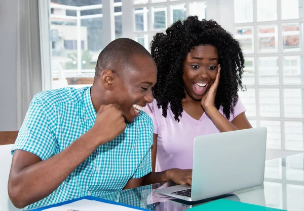 Afro Amerikai Házaspár Bemutatja Ajándékok Online Laptop Otthon Pultnál — Stock Fotó