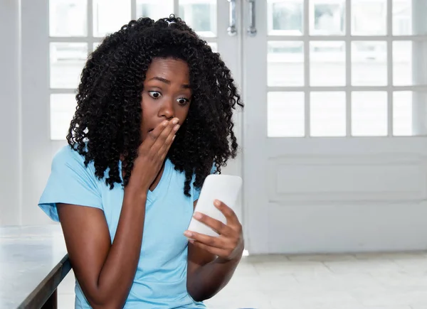 Chocado Africano Americano Mulher Recebendo Más Notícias Telefone Interior Casa — Fotografia de Stock