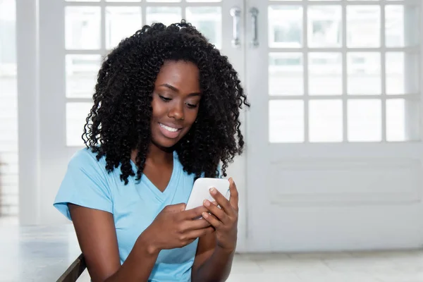 Africano Americano Mulher Enviando Mensagem Com Telefone Interior Casa — Fotografia de Stock