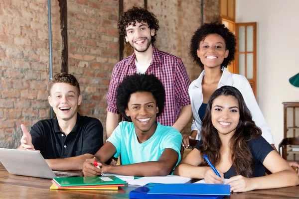 Portait Estudiantes Internacionales Mirando Cámara Universidad — Foto de Stock