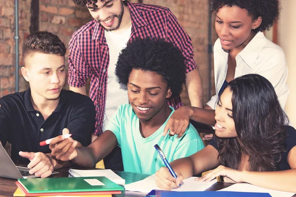 Grupo Estudantes Americanos Aprendendo Universidade Para Exame — Fotografia de Stock