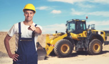 Latin Amerika İnşaat işçisi inşaat sitesinde işaret ile buldozer