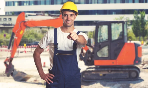 Red Earthmover Pointing Latin American Construction Worker Construction Site — Stock Photo, Image