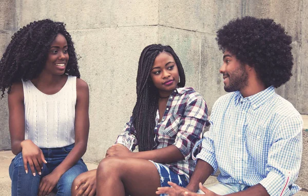 Gruppe Afrikanisch Amerikanischer Menschen Die Draußen Retro Kino Look Abhängen — Stockfoto