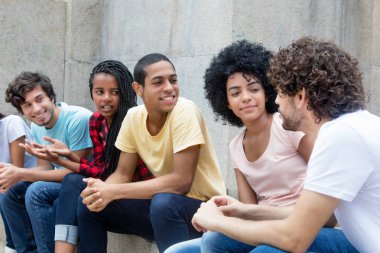 Afrikalı-Amerikalı ve latin genç yetişkinler politika hakkında yaz aylarında açık söz