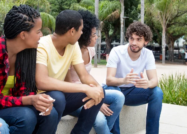 Grupo Jovens Adultos Internacionais Discussão Sobre Política Livre Verão — Fotografia de Stock