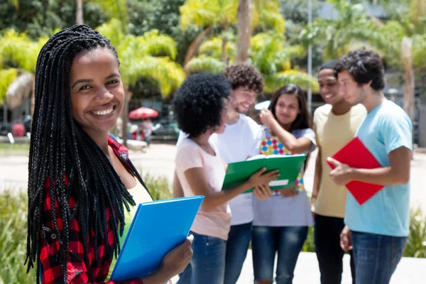 Estudante Africana Rindo Com Grupo Estudantes Livre Campus Universidade Verão — Fotografia de Stock