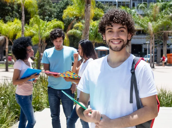 Rindo Estudante Masculino Caucasiano Com Grupo Estudantes Livre Campus Universidade — Fotografia de Stock