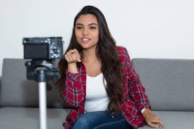 Latin Amerika bazen kız evde kamera ile video blog kamera işaret
