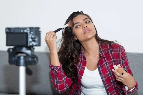 Latino Américaine Vlogger Fille Présentant Des Cosmétiques Dans Blog Vidéo — Photo