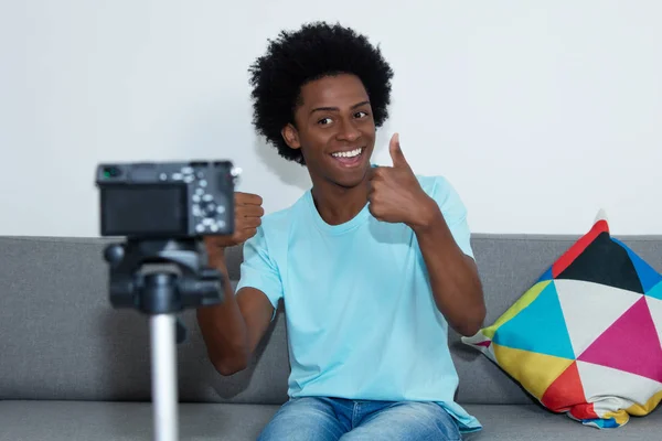 笑非洲裔美国人 Vlogger 录制视频博客与相机在家里 — 图库照片