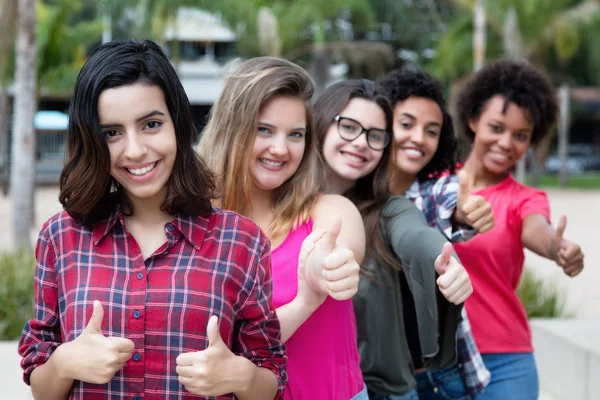 Mulher Árabe Mostrando Polegar Com Grupo Namoradas Livre Verão — Fotografia de Stock