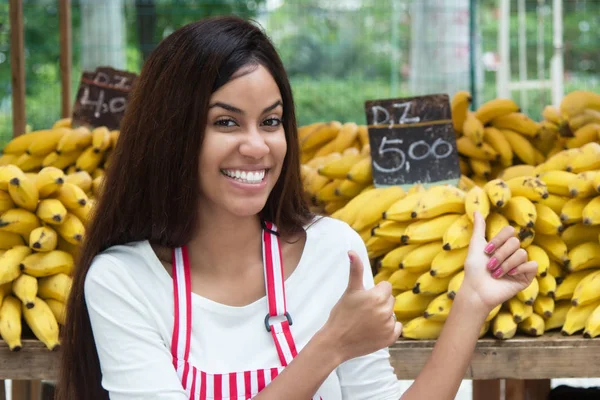 Latijns Amerikaanse Verkoopster Bij Boerenmarkt Met Bananen Andere Gezonde Voeding — Stockfoto