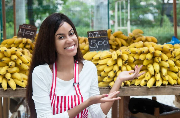 Vendedora Latinoamericana Mercado Agricultores Presentando Bananas Otros Alimentos Saludables — Foto de Stock