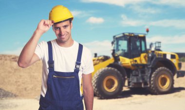 Buldozer ile yakışıklı latin Amerika İnşaat işçisi inşaat sitesinde