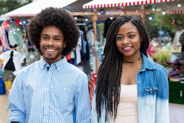 Lachendes Afrikanisch Amerikanisches Hipster Paar Auf Dem Markt Sommer Der — Stockfoto