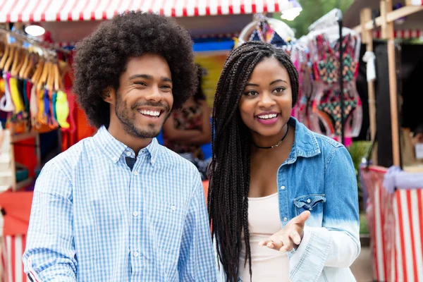Glückliches Afrikanisch Amerikanisches Hipster Paar Auf Dem Markt Sommer Der — Stockfoto