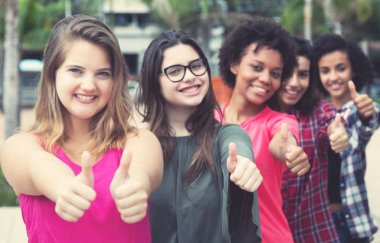 Sarışın Genç Yetişkin kadın başparmak Uluslararası kız açık havada yaz retro görünüm şehirde kuyrukta ile gösterilen