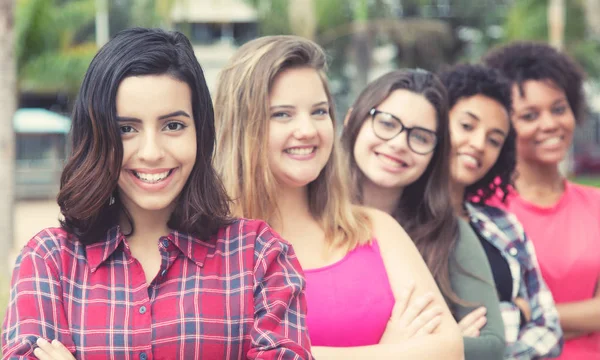 Rindo Árabe Jovem Mulher Adulta Com Meninas Internacionais Fila Livre — Fotografia de Stock